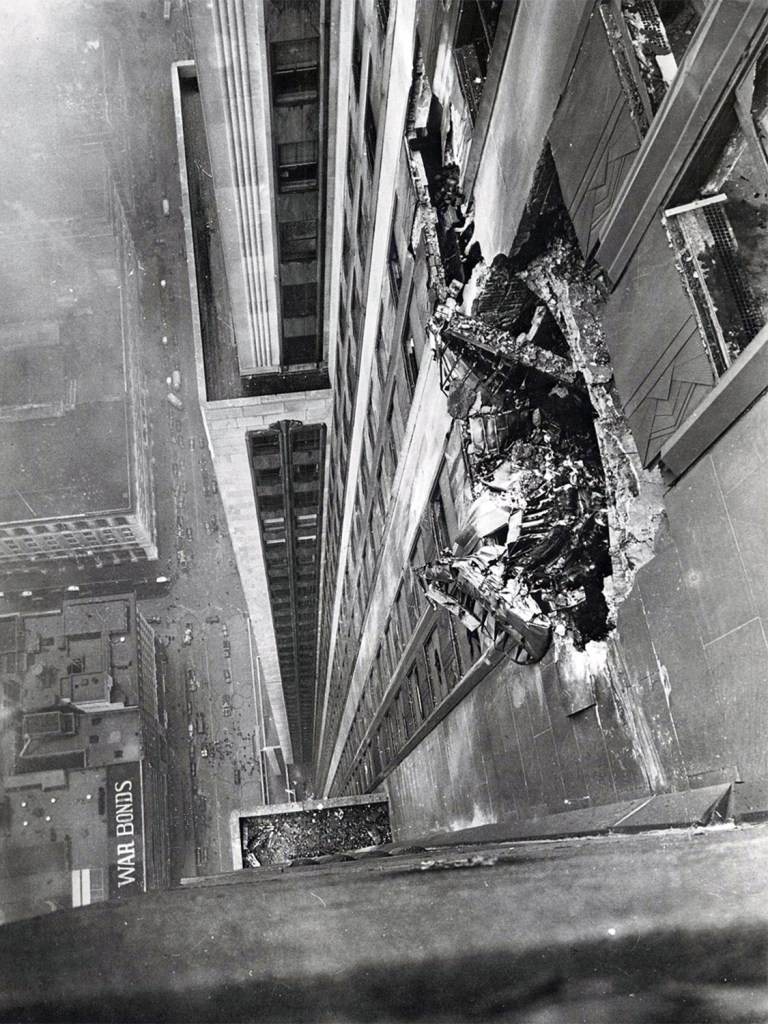 Bombardeiro atinge o Empire State Building em julho de 1945