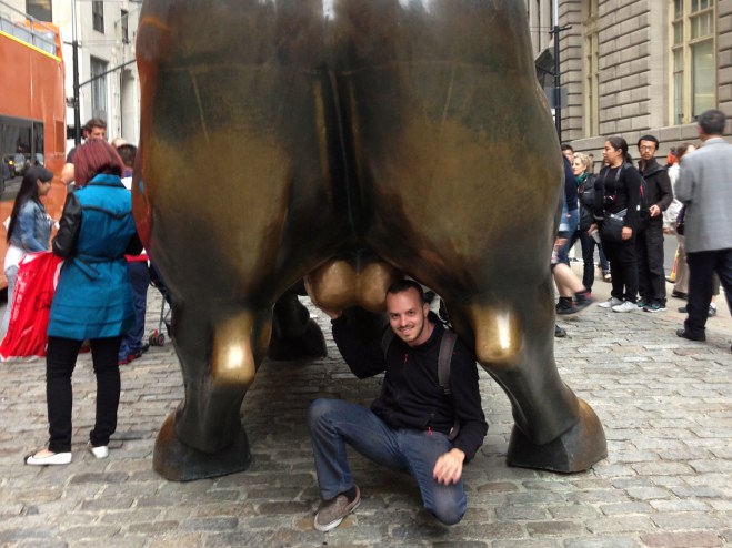 Passe a mão nos testículos do Charging Bull para ter sorte e grana