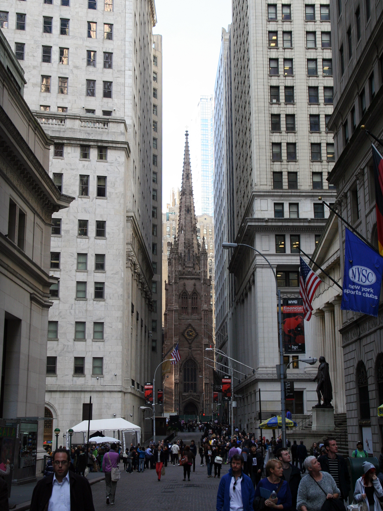 Wall Street com a Trinity Church ao fundo