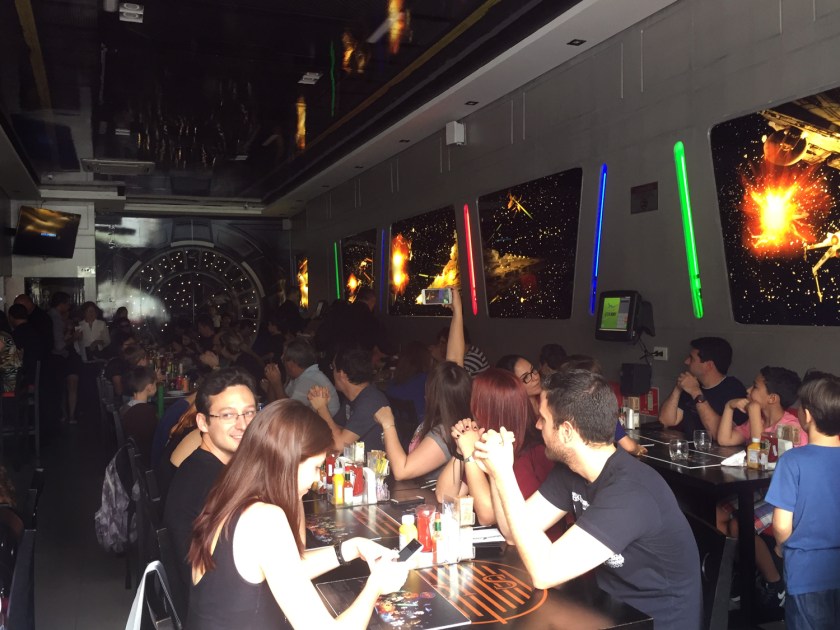 Ambiente interno do Jedi's Burger & Grill