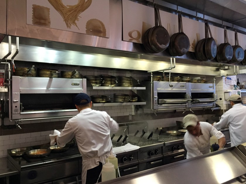 Você pode sentar na bancada da cozinha no Eataly