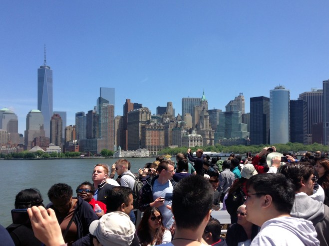 Barco da Statue Cruise indo em direção à Liberty Island