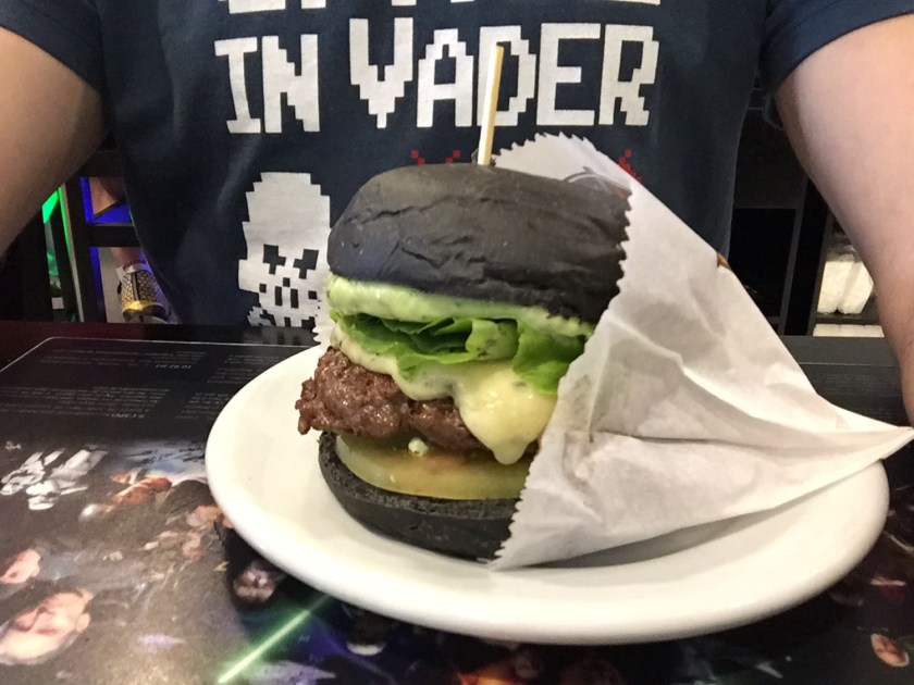 Pic Gorgonzola: hambúrguer de picanha, queijo gorgonzola, alface, tomate verde, maionese Yoda no pão black
