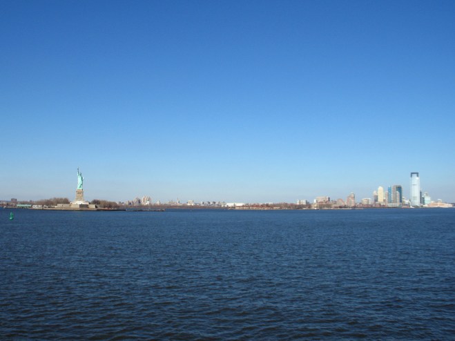 Estátua da Liberdade e sul de Manhattan vistos da Staten Island Ferry, em 2013
