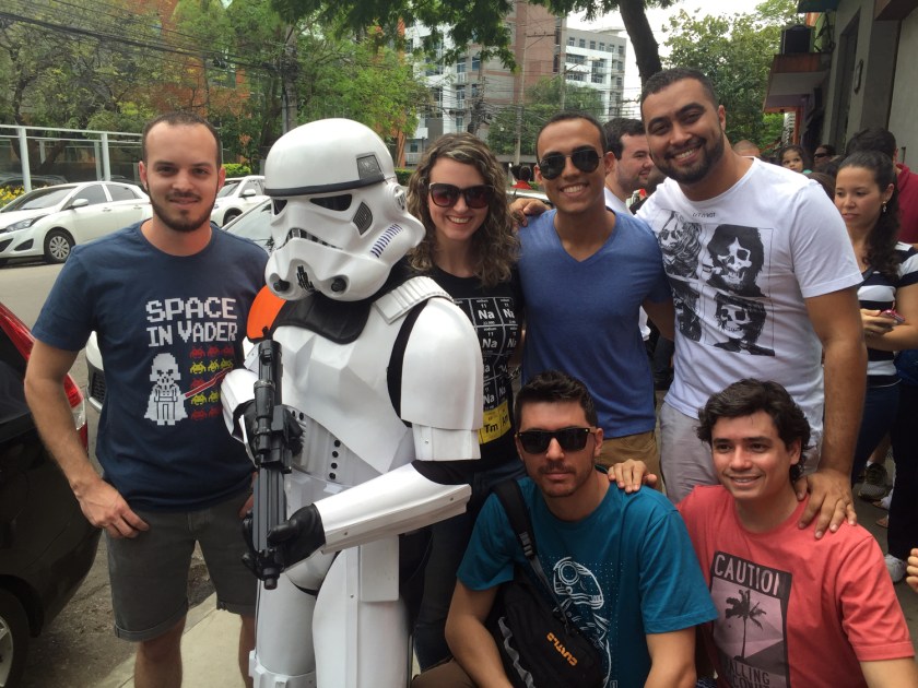 Stormtrooper tirando foto com os clientes na fila