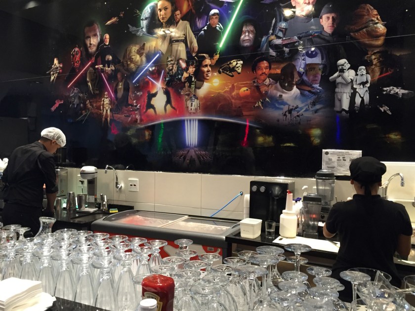 Balcão do Jedi's, onde você pode pedir alguma coisa para beber ou comer enquanto espera pela mesa