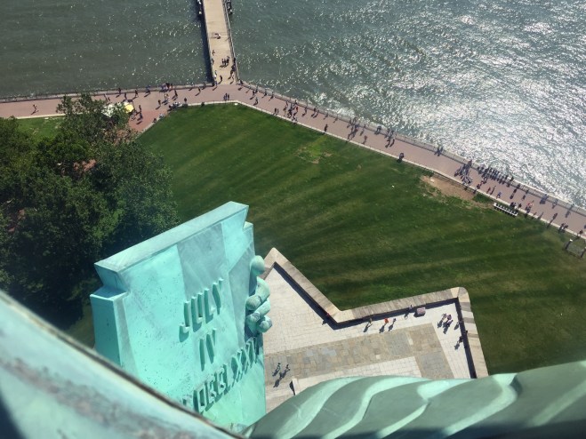 Tabula Rasa na mão esquerda da Estátua da Liberdade