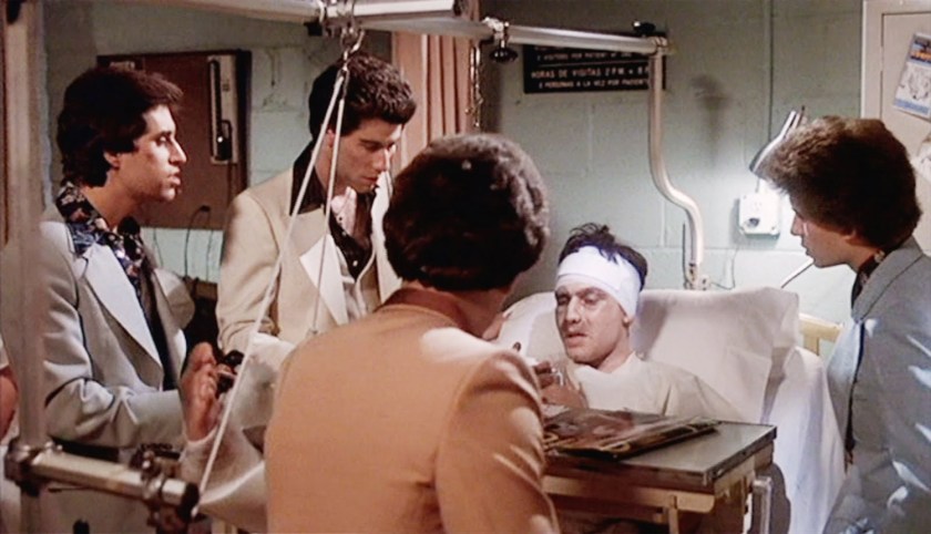 Um dos personagens é agredido por uma gangue