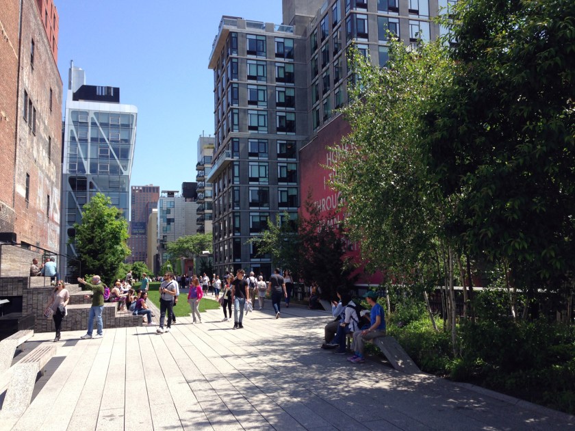 Passagem entre prédios de Manhattan no High Line Park