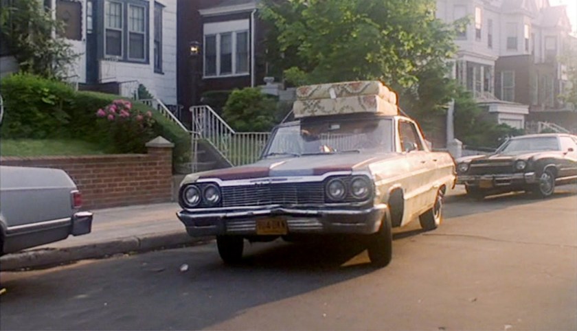 Tony Manero ajuda na mudança de Stephanie para Manhattan