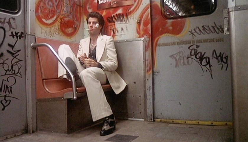 Tony em um metrô marcado pelo vandalismo