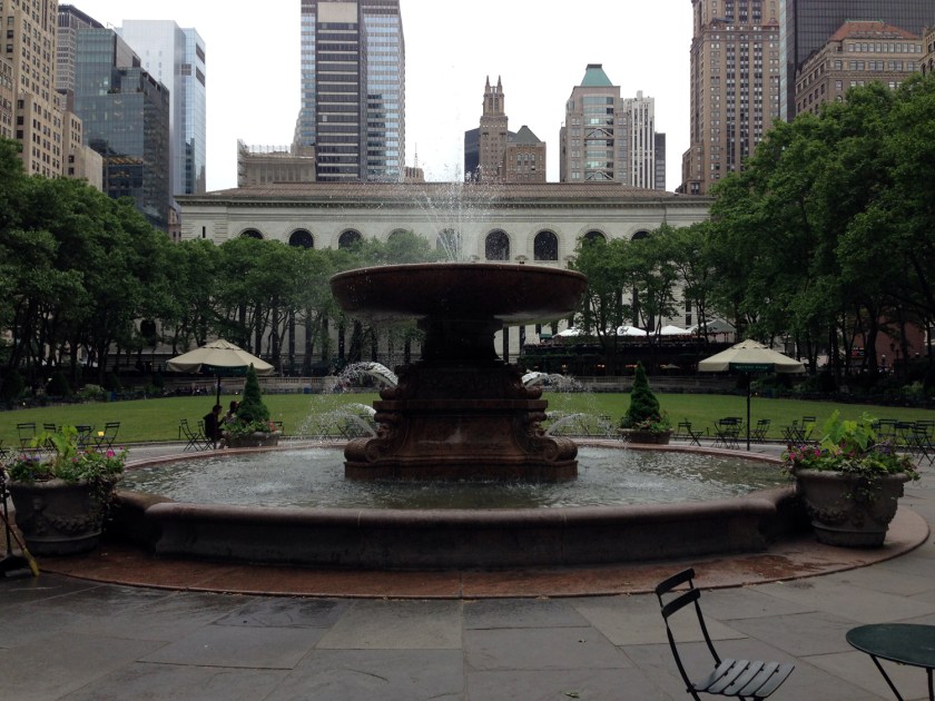 Fonte e gramado do Bryant Park, com a New York Public Library ao fundo