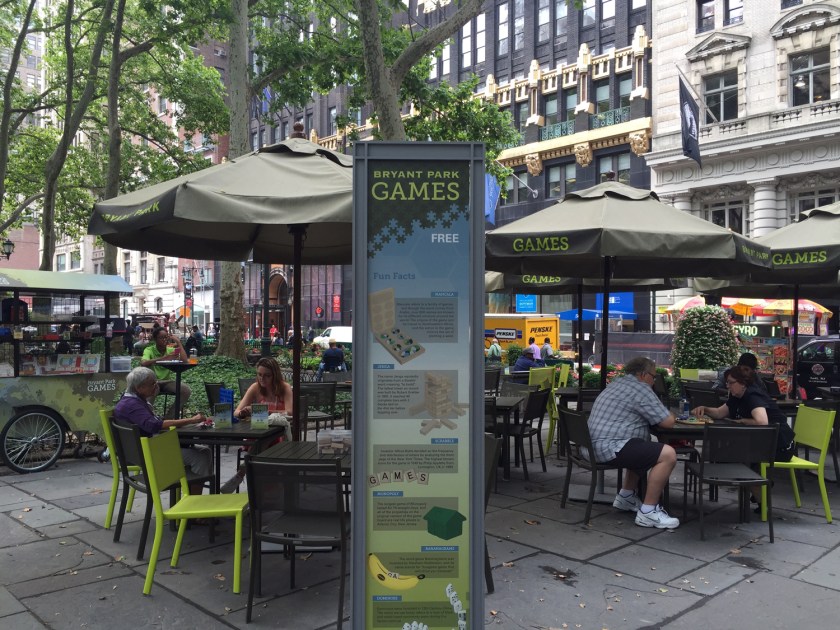 Jogos e mesas para uso livre no Bryant Park