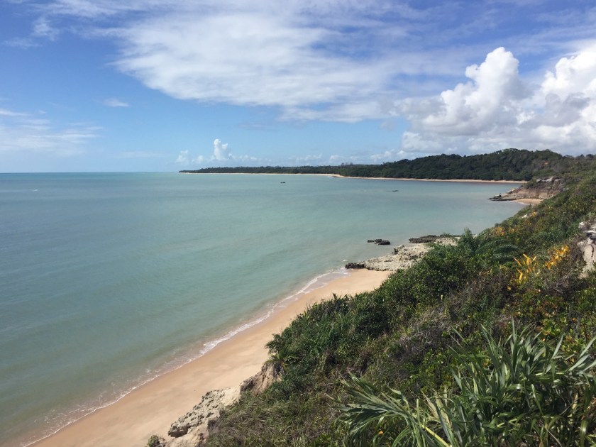 Vista de cima da falésia na praia do Moreira