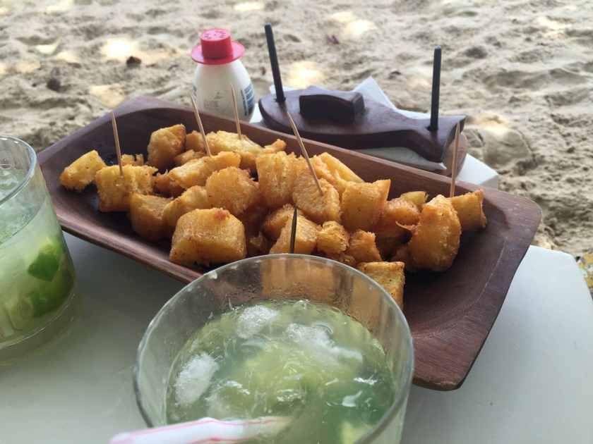 Porção de mandioca frita e caipirinhas