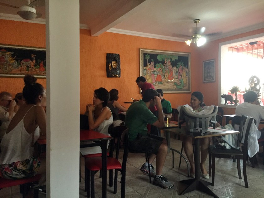 Mesas na parte interna do Buffet Bhagwan