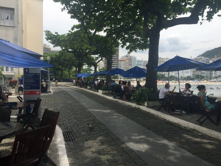 Mesas do café no Forte de Copacabana