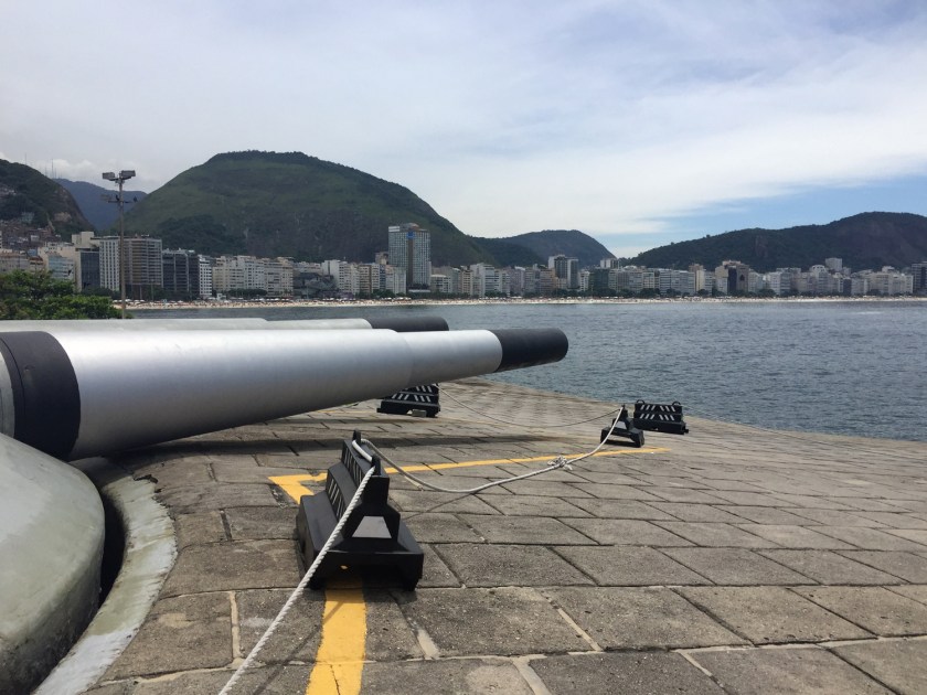 Canhão e vista da praia de Copacabana