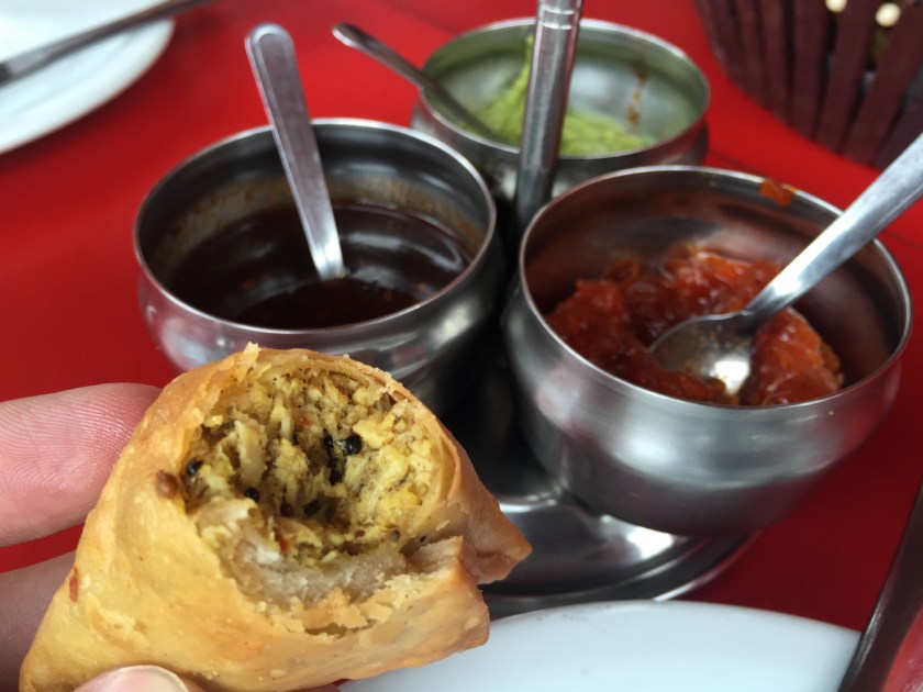 Samosa de frango e chutneys