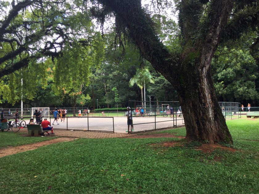 Uma das muitas quadras de esporte do parque