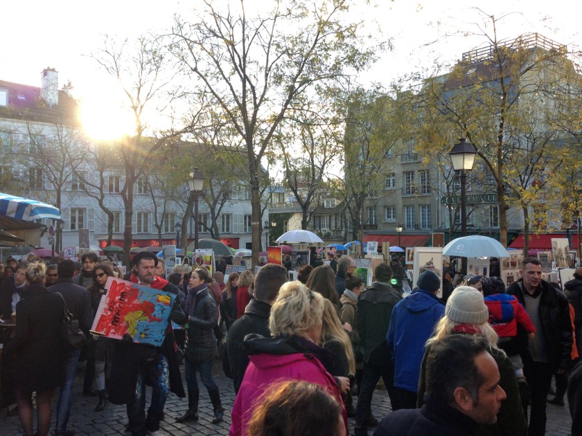 Turistas enchem a Place du Tertre