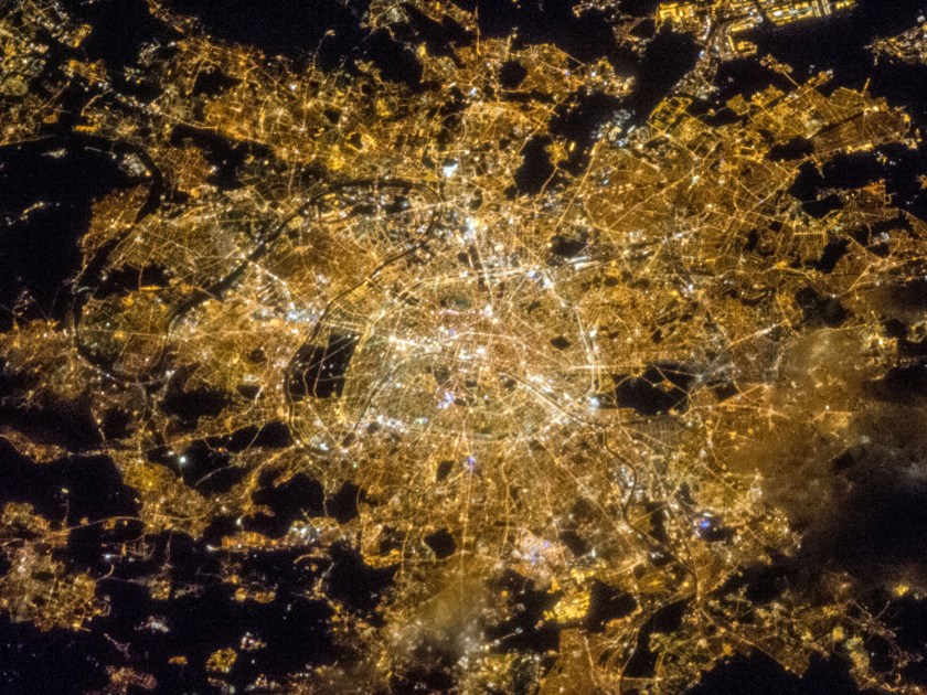 Foto da noite de Paris tirada por um satélite da NASA