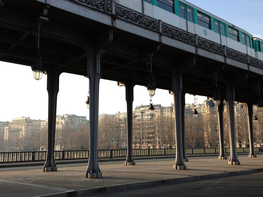 Metrô passando sobre a ponte Bir-Hakeim