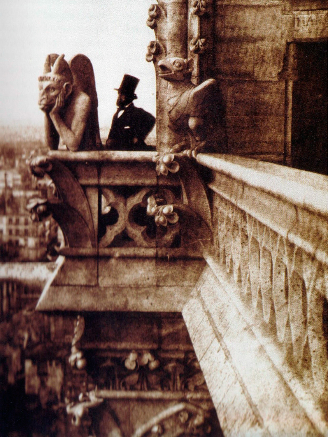 Henry Le Secq junto à quimera Stryge, em 1853 | Foto: Charles Negre