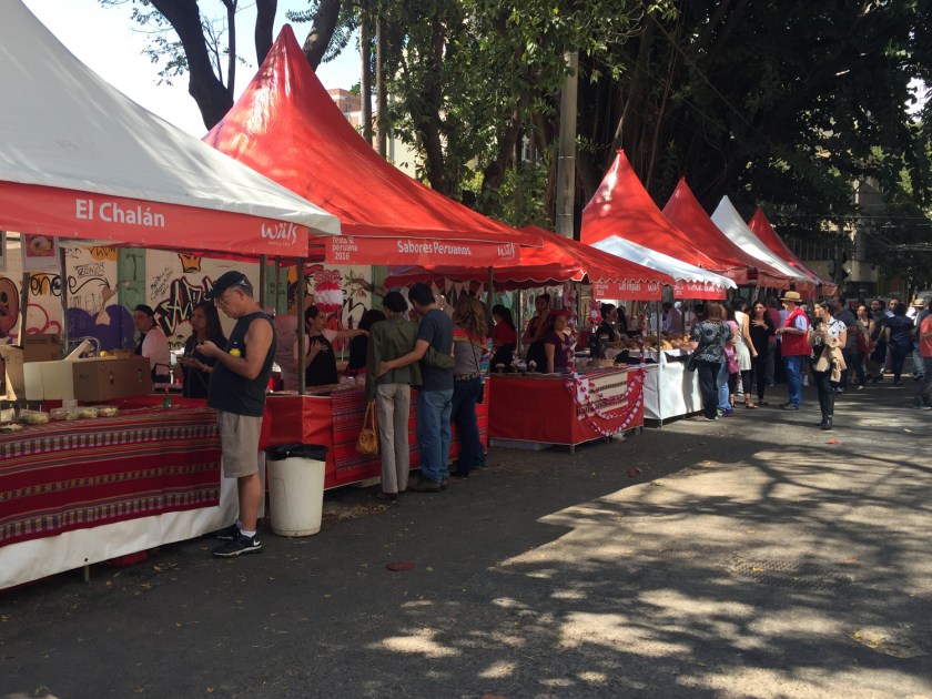 Barracas vazias no começo da festa