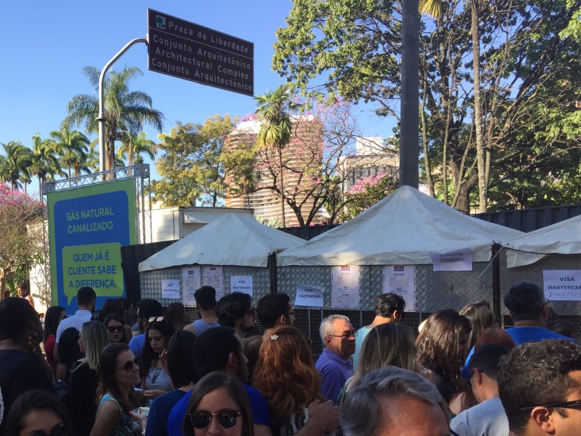 Caixas lentos e sem cardápios nas filas