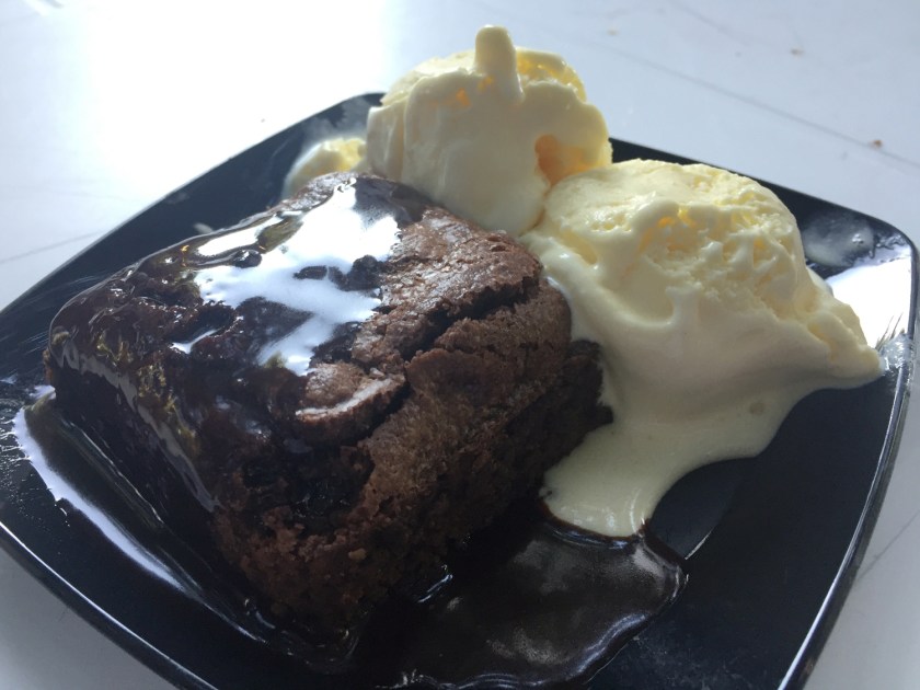 Brownie quente com calda de chocolate e sorvete