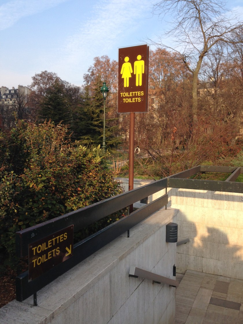 Banheiros públicos próximos à Torre Eiffel