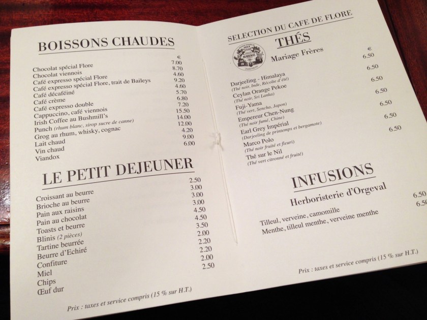 Bebidas e café da manhã no cardápio