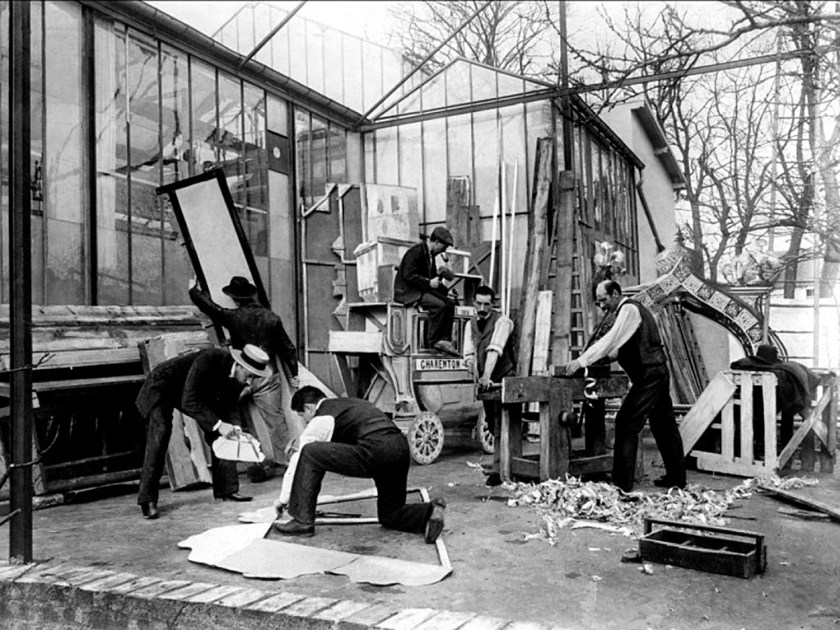 Estúdio com paredes e tetos de vidro