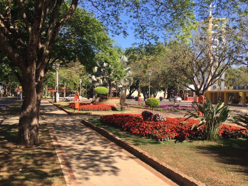 Praça florida da Igreja Matriz do Divino Espírito Santo