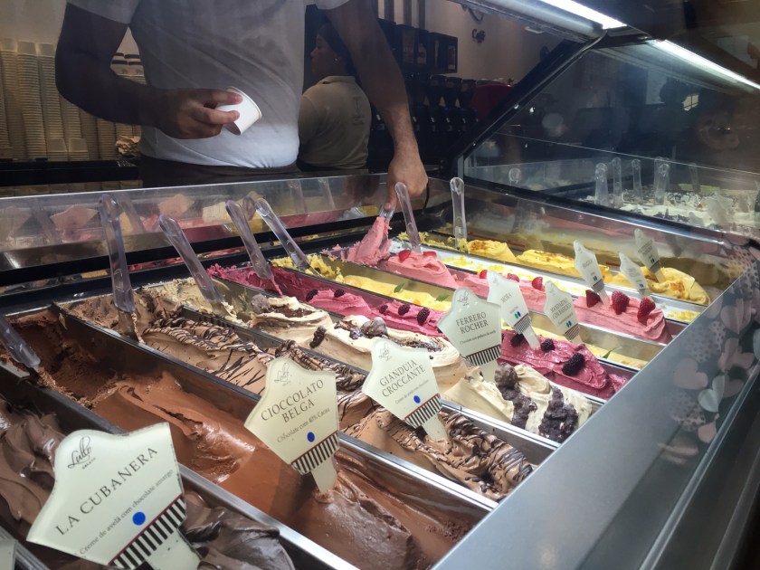 Gelatos de chocolate e de frutas