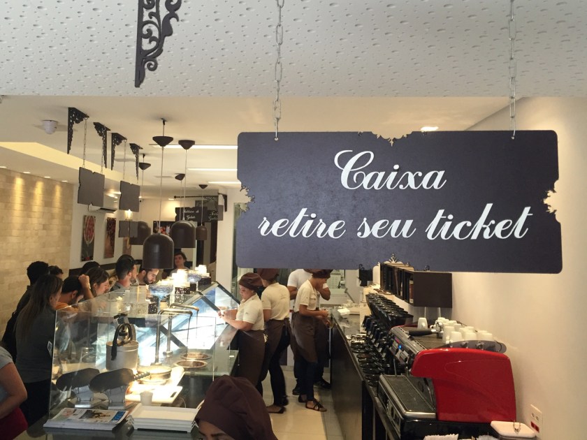 Caixa e fila para escolher os sabores