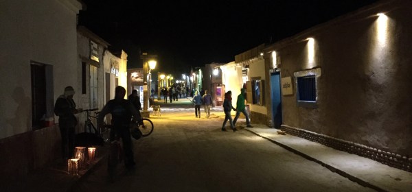 A noite no centro de San Pedro de Atacama