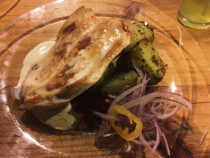 Pollo en salsa cuatro quasos con papas salteadas al pesto