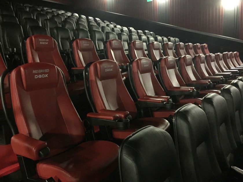 Sala Cinemark com duas fileiras de poltronas D-BOX