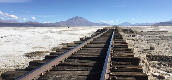 Ferrovia no Salar de Chiguana