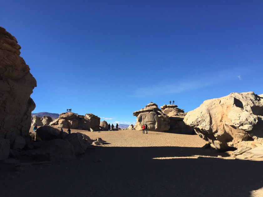 Turistas escalando as rochas