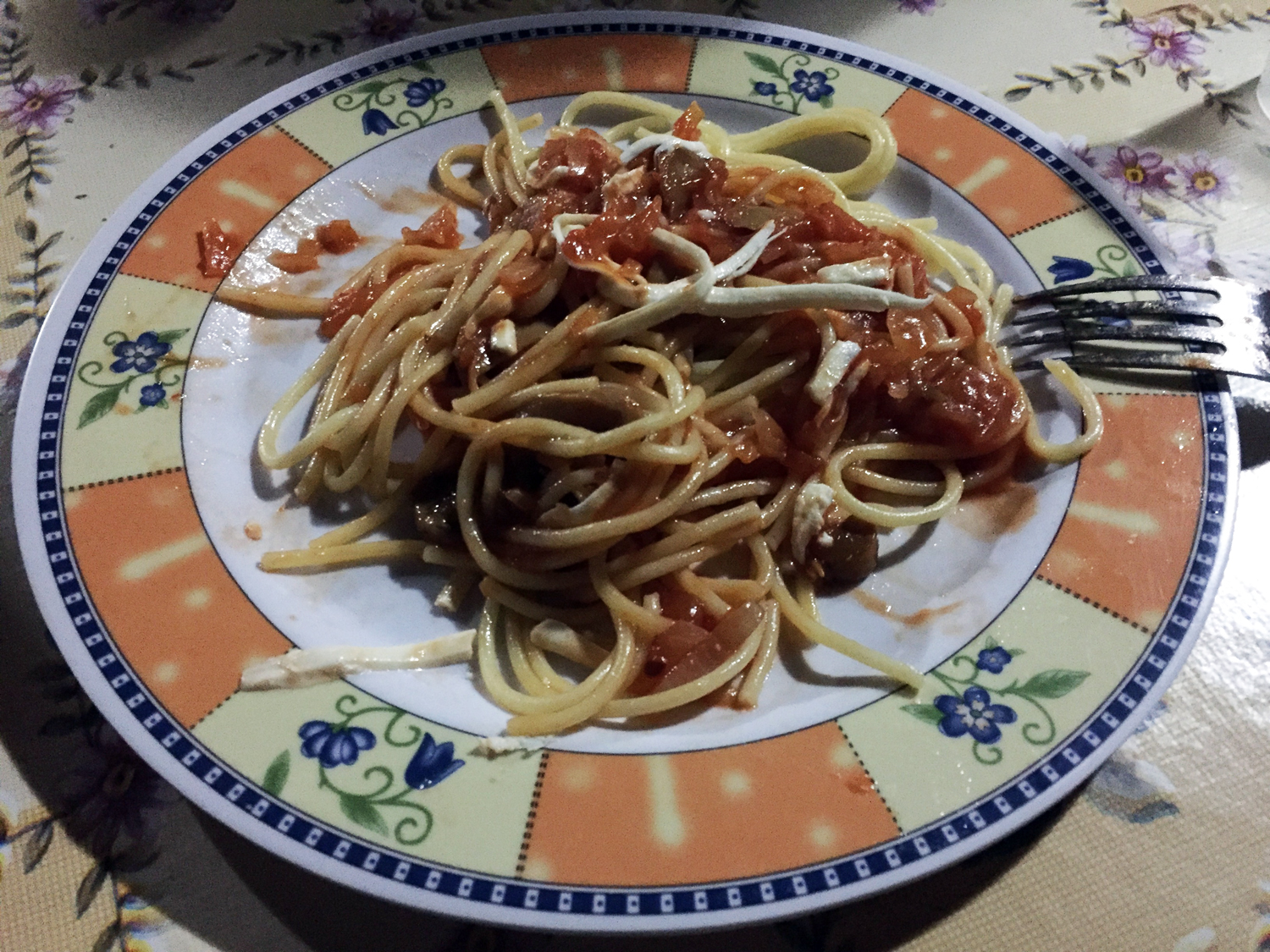 Macarrão com molho de tomate e queijo