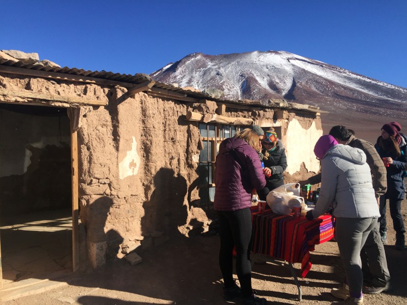 Café da manhã na imigração da Bolívia