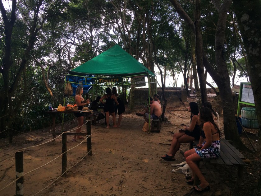 Estrutura da tirolesa montada no antigo posto de defesa