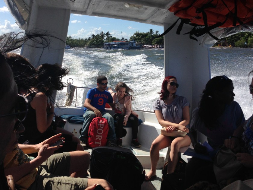 Lancha saindo de Valença