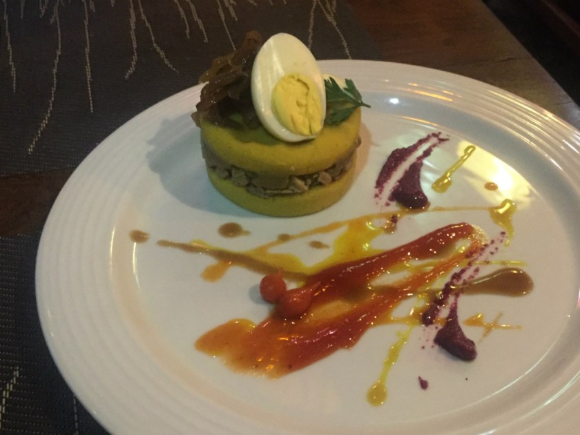 Causa limeña com carne suína e geleia de pimenta biquinho