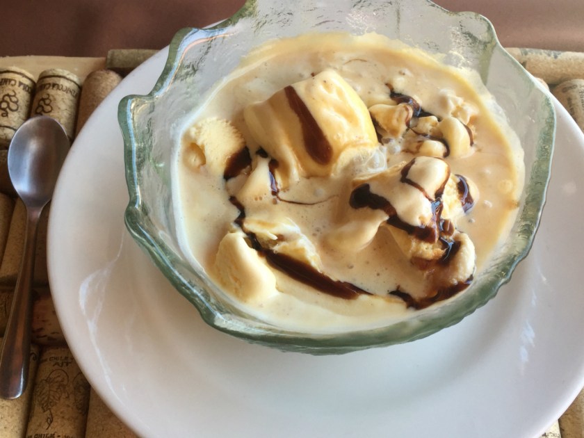 Sorvete de creme com calda de tiramisu