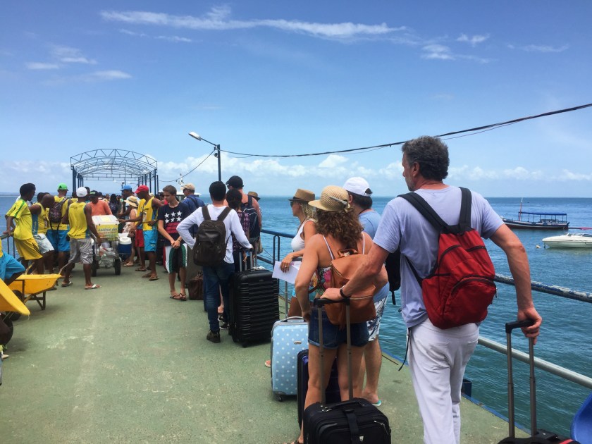 Fila para embarque no catamarã
