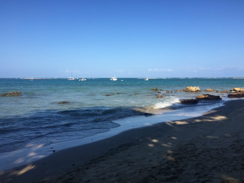 Barcos de passeio ancorados na Terceira Praia